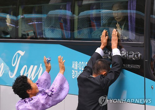 다시 헤어지는 이산가족들2015년 10월 이산가족 상봉이 끝난 뒤 버스에 탑승한 남측 가족과 작별인사를 하며 오열하는 북측 가족 [금강산=연합뉴스]